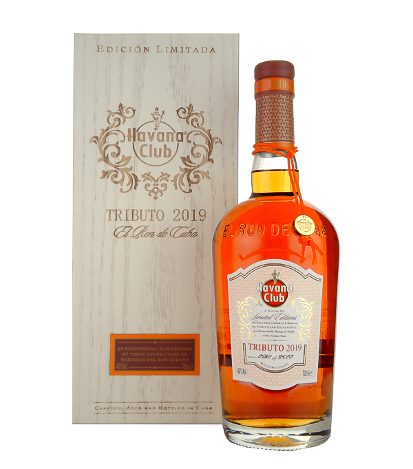 Havana Club TRIBUTO 2019 Ron Puro Cubano Limited Edition, 70 cl, 40 % Vol. (Rum), Kuba, Der Havana Club Tributo ist der Starschuss fr eine jhrlich erscheinende Abfllung von Havana und deren Dachkonzern Pernod Ricard. Jedes Jahr zum kubanischen Habanos Cigar-Festival wird eine neue Collection verffentlicht. Der Premium Rum besitzt Sammelwert, was seine Verpackung nur noch unterstreicht.   Limitiert auf 2.500 Flaschen!     