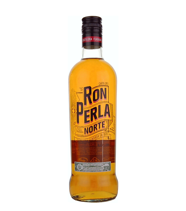 Perla del Norte Carta Oro, 70 cl, 40 % Vol. (Rum), Kuba, Die Produktion der kleinen Schwester von Ron Havanna Club und Ron Arecha, aus dem Hause Jose Arechabala in Cardenas, wurde in den 1960iger Jahren eingestellt. Auf Grund der steigenden Nachfrage auf dem Weltmarkt nach kubanischem Rum wird nun auch Ron Perla del Norte wieder produziert. Mit einem neuen internationalem Design und 3 Brands tritt die Perle des Nordens die Reise in die Welt der RUM-Kenner an.  Persnlichkeit und Brillanz zeichnen diesen Rum aus. Er ist das Ergebnis aus der Verwendun